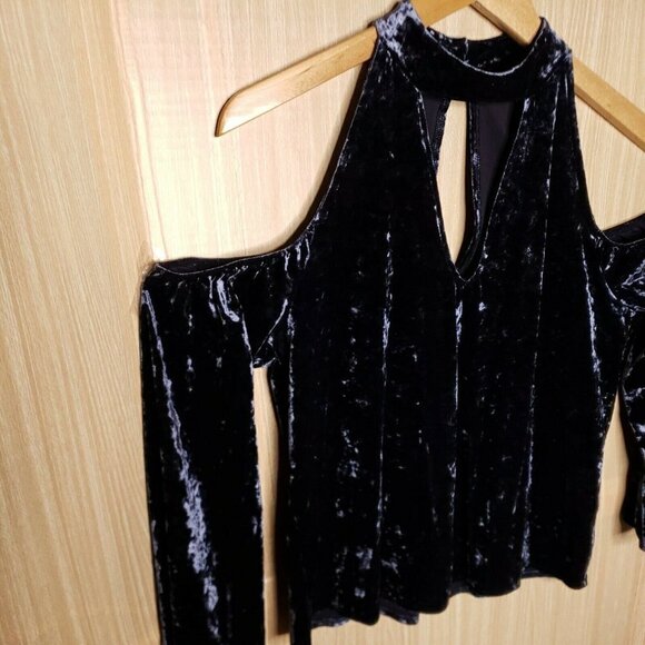 American Eagle Women's Blue Velvet Cold Shoulder Halter Neck Top Small - Picture 2 of 8